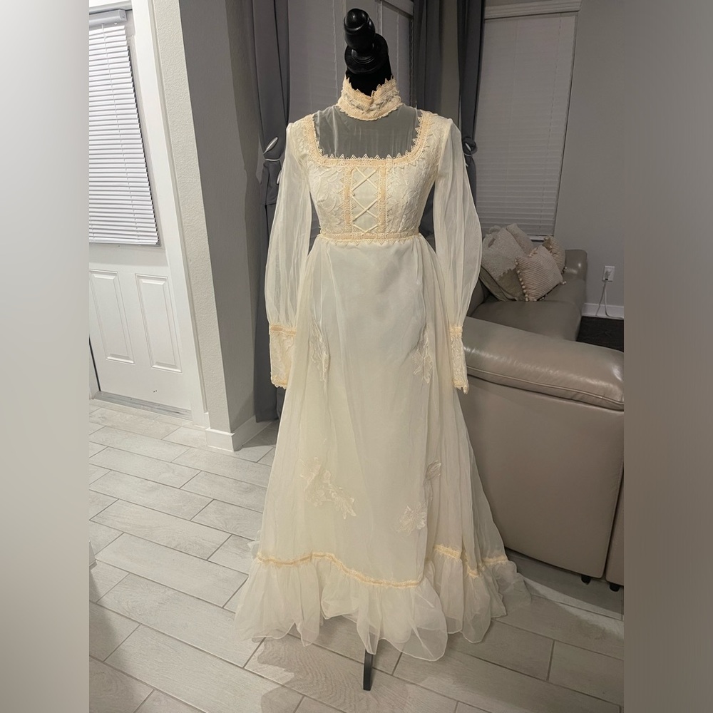 Vintage 1970s? Victorian cottagecore prairie lace highneck wedding gown dress XS